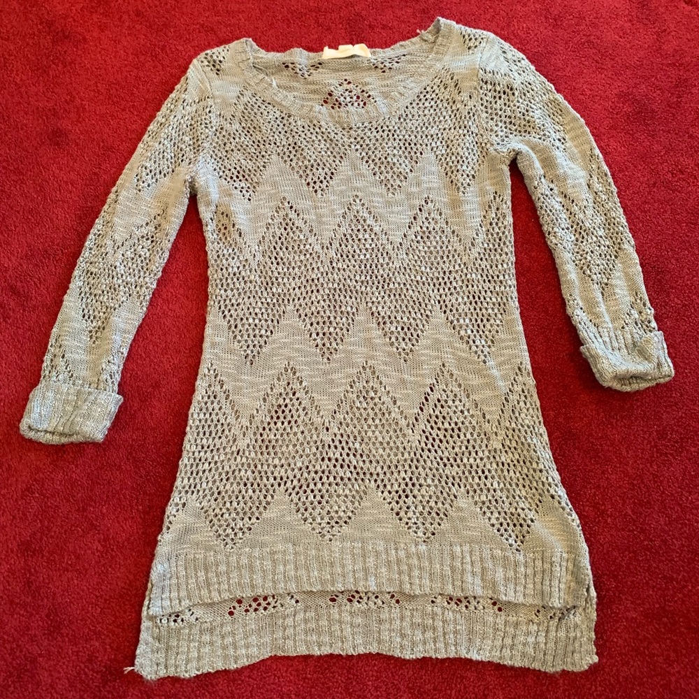 Chevron print gray sweater
